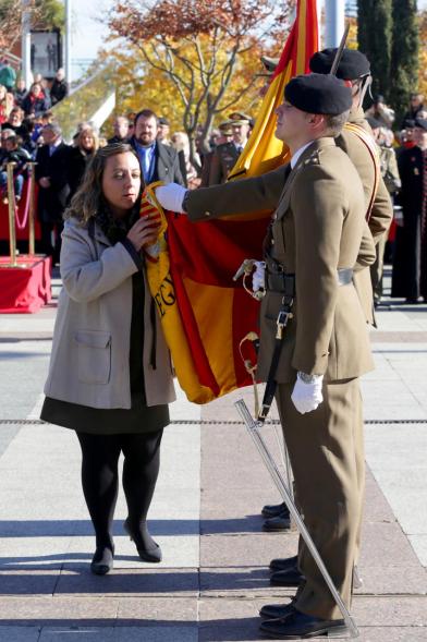Ciudadano jurando bandera en Plaza Mayor de Alcobendas
