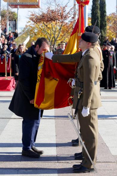 Ciudadano jurando bandera en Plaza Mayor de Alcobendas