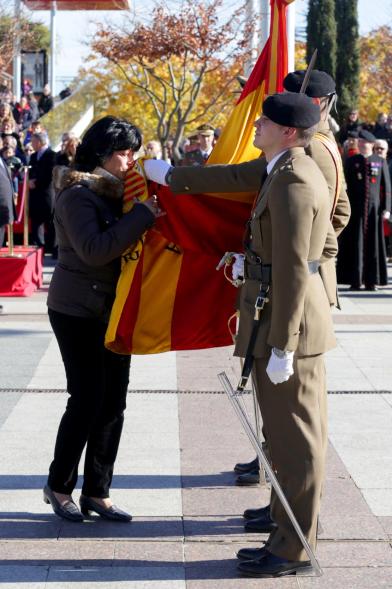 Ciudadano jurando bandera en Plaza Mayor de Alcobendas