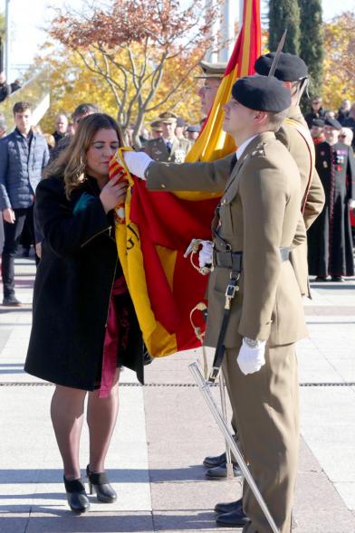 Ciudadano jurando bandera en Plaza Mayor de Alcobendas