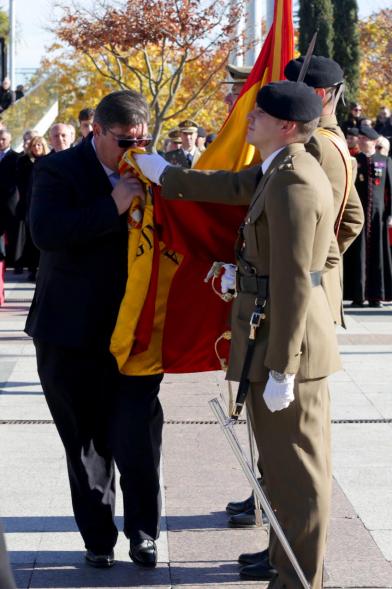 Ciudadano jurando bandera en Plaza Mayor de Alcobendas