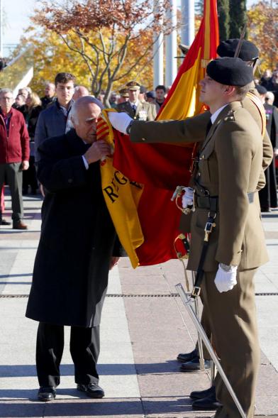 Ciudadano jurando bandera en Plaza Mayor de Alcobendas
