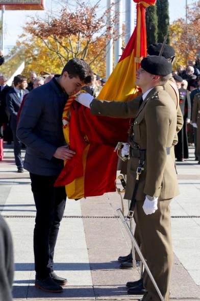 Ciudadano jurando bandera en Plaza Mayor de Alcobendas