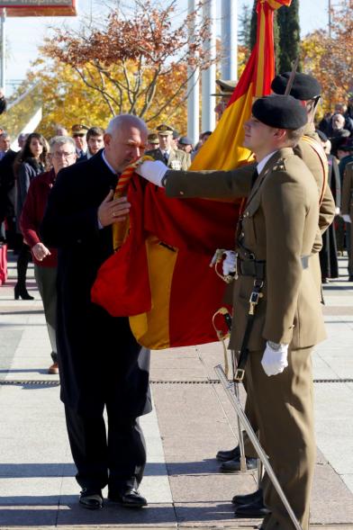 Ciudadano jurando bandera en Plaza Mayor de Alcobendas