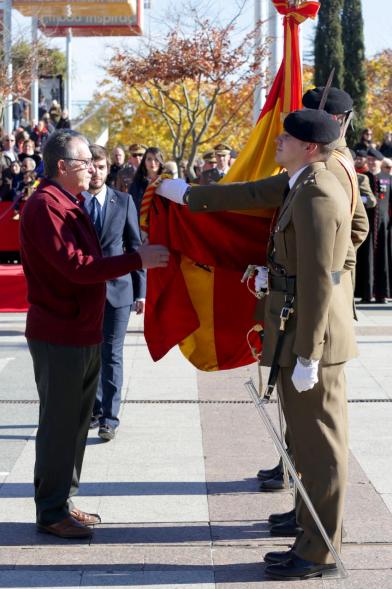 Ciudadano jurando bandera en Plaza Mayor de Alcobendas