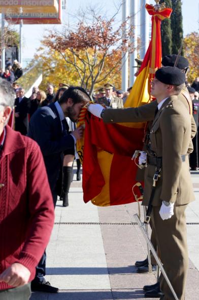 Ciudadano jurando bandera en Plaza Mayor de Alcobendas