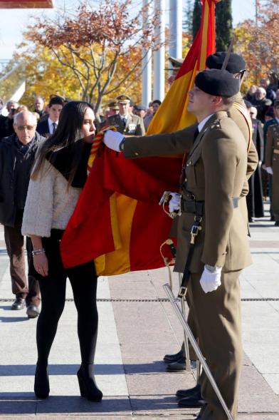 Ciudadano jurando bandera en Plaza Mayor de Alcobendas