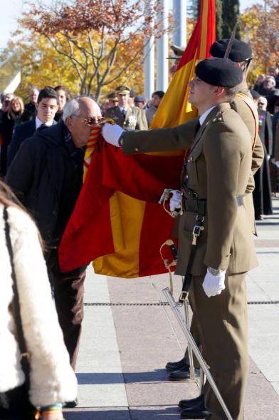 Ciudadano jurando bandera en Plaza Mayor de Alcobendas