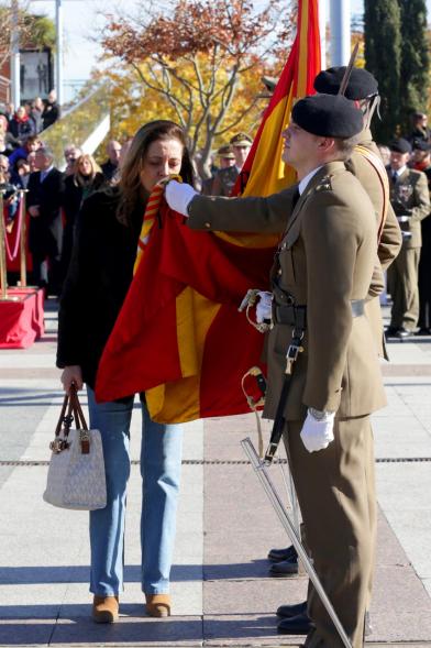 Ciudadano jurando bandera en Plaza Mayor de Alcobendas