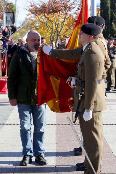 Ciudadano jurando bandera en Plaza Mayor de Alcobendas