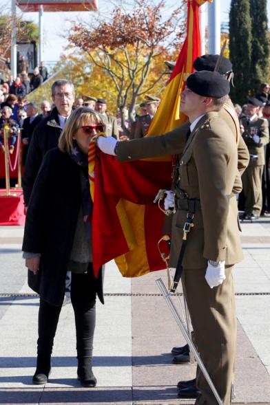 Ciudadano jurando bandera en Plaza Mayor de Alcobendas