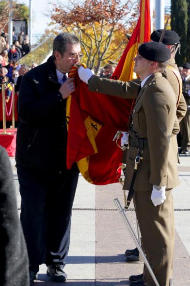 Ciudadano jurando bandera en Plaza Mayor de Alcobendas