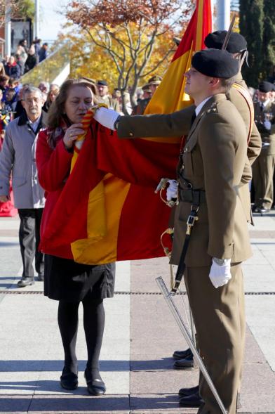 Ciudadano jurando bandera en Plaza Mayor de Alcobendas