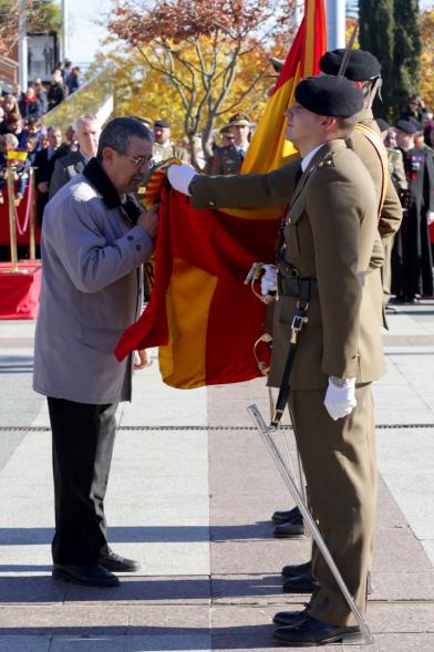Ciudadano jurando bandera en Plaza Mayor de Alcobendas