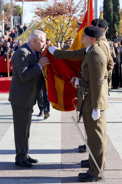 Ciudadano jurando bandera en Plaza Mayor de Alcobendas