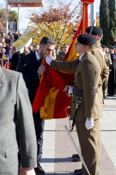 Ciudadano jurando bandera en Plaza Mayor de Alcobendas
