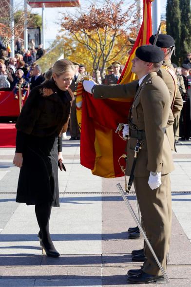 Ciudadano jurando bandera en Plaza Mayor de Alcobendas