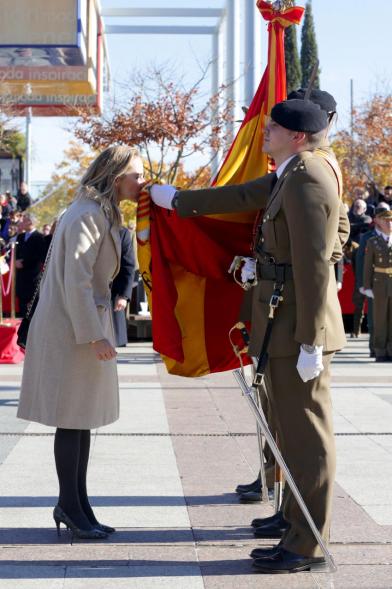 Ciudadano jurando bandera en Plaza Mayor de Alcobendas
