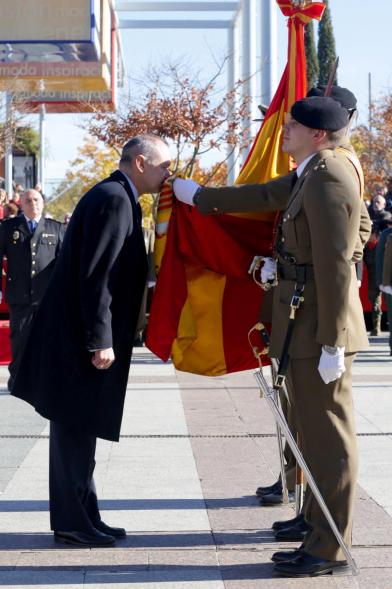 Ciudadano jurando bandera en Plaza Mayor de Alcobendas