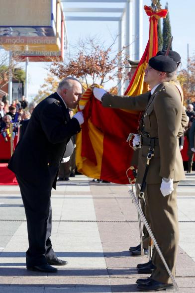 Ciudadano jurando bandera en Plaza Mayor de Alcobendas