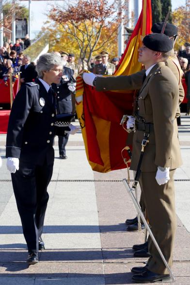 Ciudadano jurando bandera en Plaza Mayor de Alcobendas