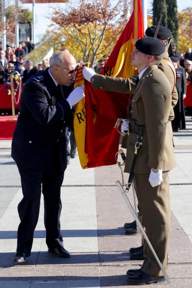 Ciudadano jurando bandera en Plaza Mayor de Alcobendas