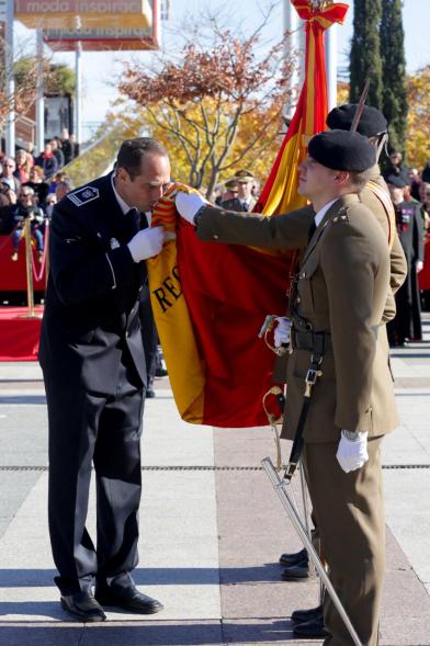 Ciudadano jurando bandera en Plaza Mayor de Alcobendas