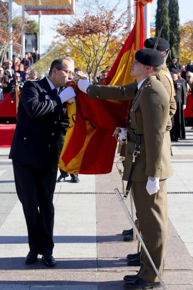 Ciudadano jurando bandera en Plaza Mayor de Alcobendas