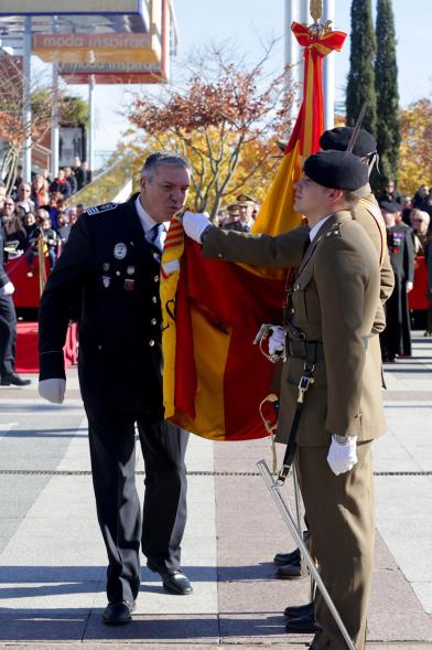 Ciudadano jurando bandera en Plaza Mayor de Alcobendas