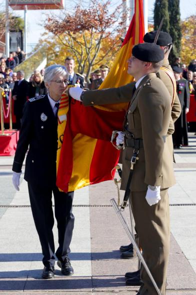 Ciudadano jurando bandera en Plaza Mayor de Alcobendas
