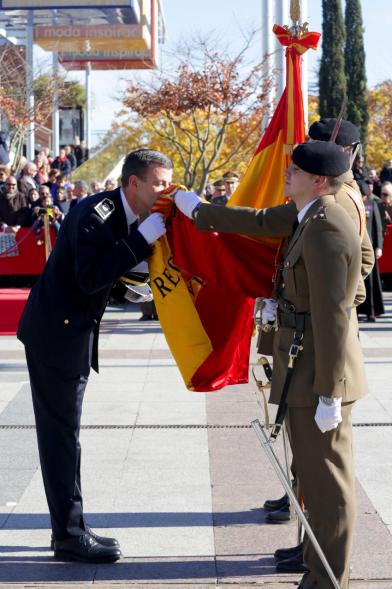 Ciudadano jurando bandera en Plaza Mayor de Alcobendas