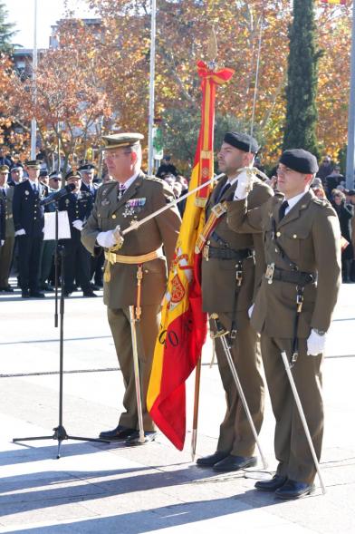 Militares con bandera para la jura