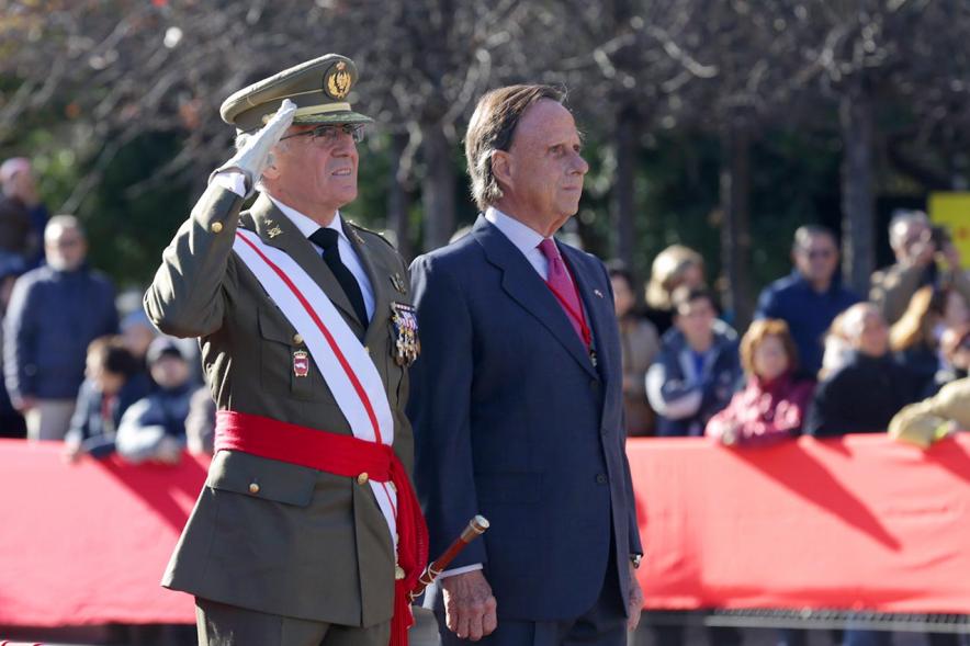Detalle de alcalde García de Vinuesa con mando militar saludando a la bandera