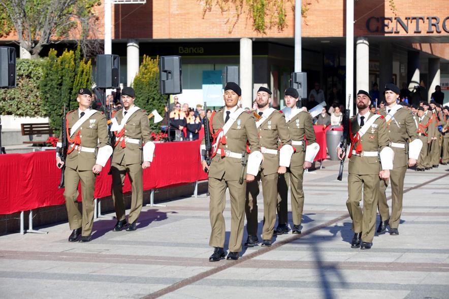 Gastadores desfilando en formación de camino al saludo de la bandera