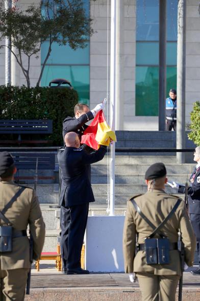 Detalle colocación de bandera en los pasadores de izado del mástil