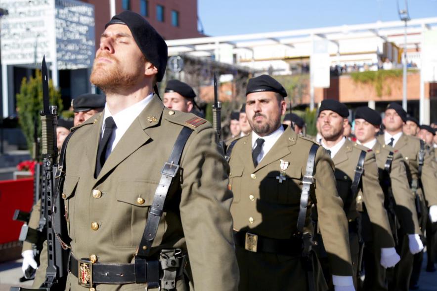 Detalle plano corto de militares desfilando