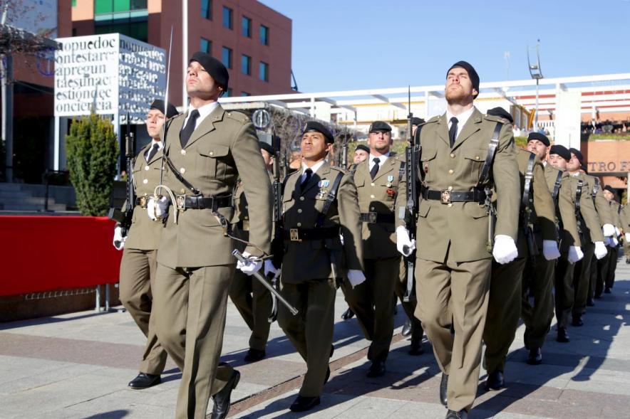 Detalle militares marchando en formación en el día de la constitución