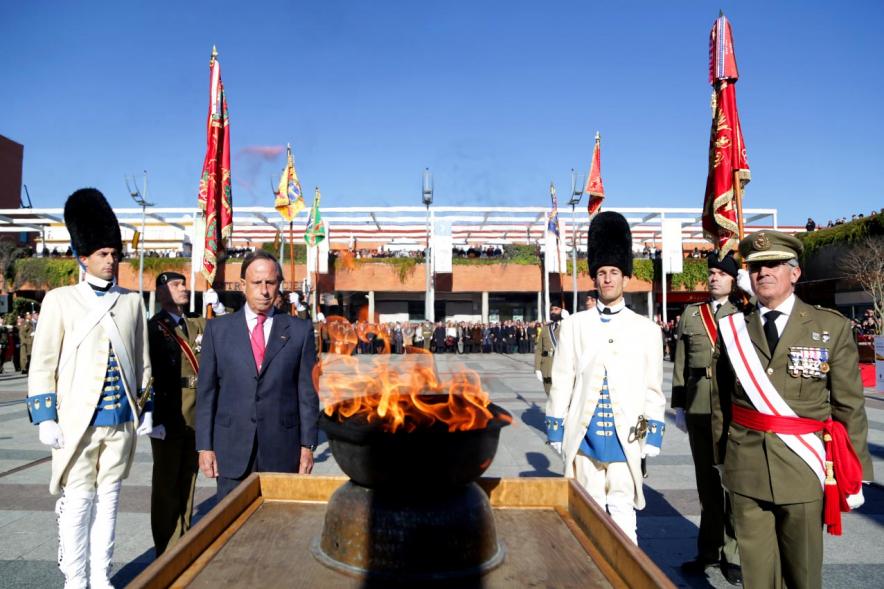 Detalle Guardias con traje napoleónico Junto a alcalde García de Vinuesa y Mando militar frente a una simbólica llama de la democracia