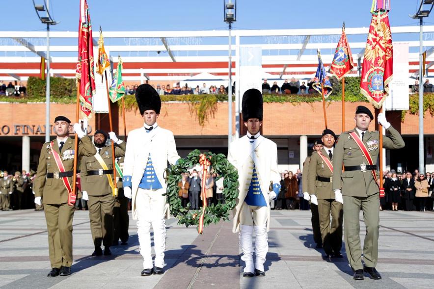 Militares con uniforme napoleónico portando corona de laureles