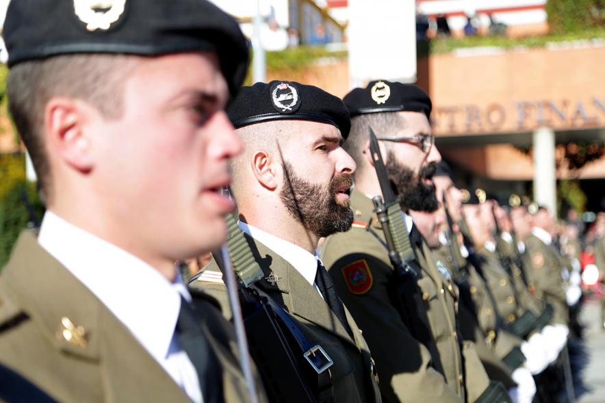 Detalle primer plano de militares en formación