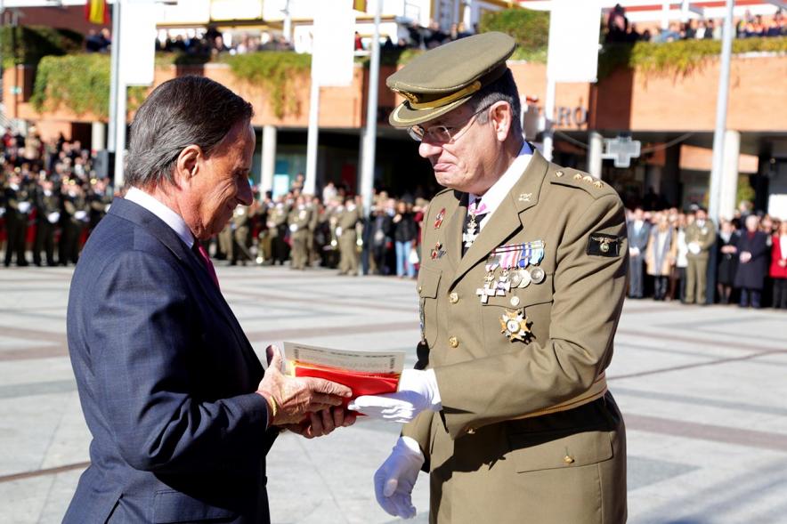 Mando militar entrega presentes al alcalde García de Vinuesa 