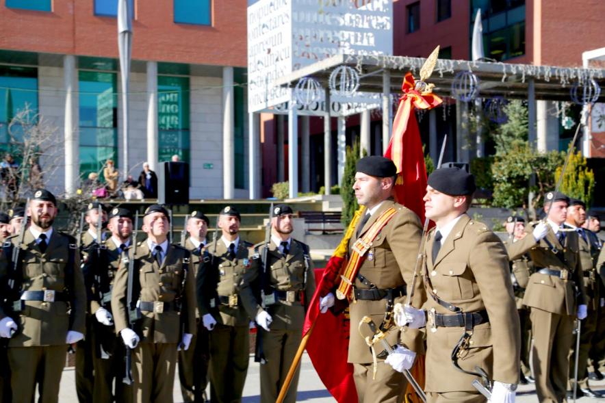 Detalle cabecera del desfile con bandera