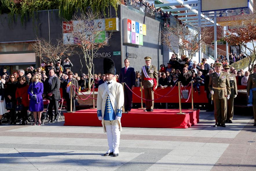 detalle plano general de podium con personalidades y soldado con uniforme napoleónico al frente