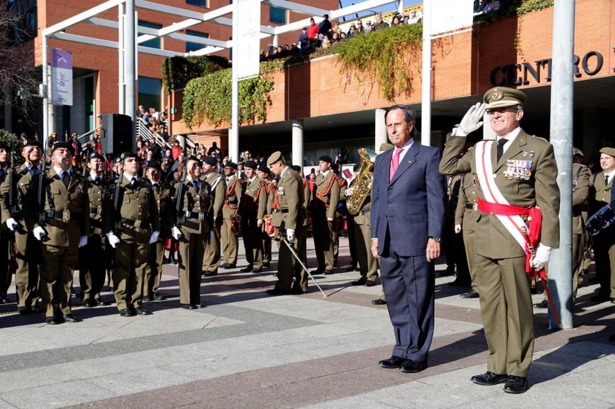 Detalle Alcalde García de Vinuesa y mando militar saludando