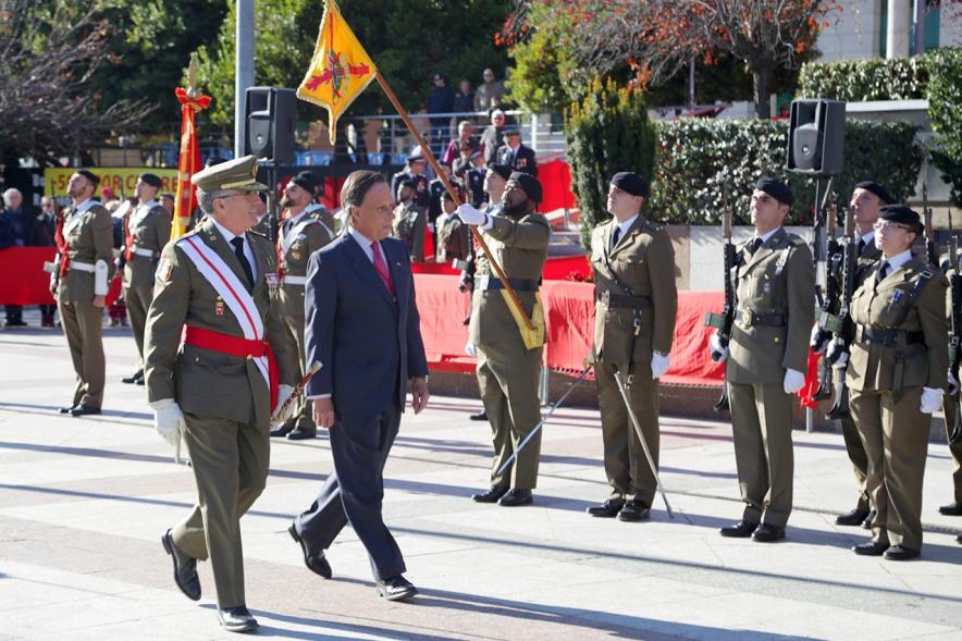 Detalle alcalde y mando militar entrando en Plaza Mayor con  banderas militares de fondo