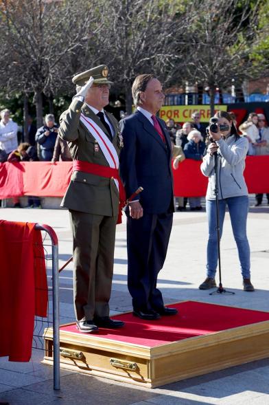 Alcalde García de Vinuesa y Mando militar saludando