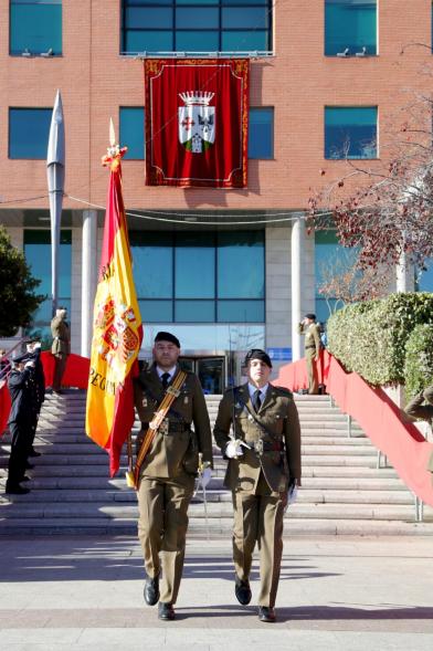 Detalle militares con bandera llegando a la plaza con honores a la bandera