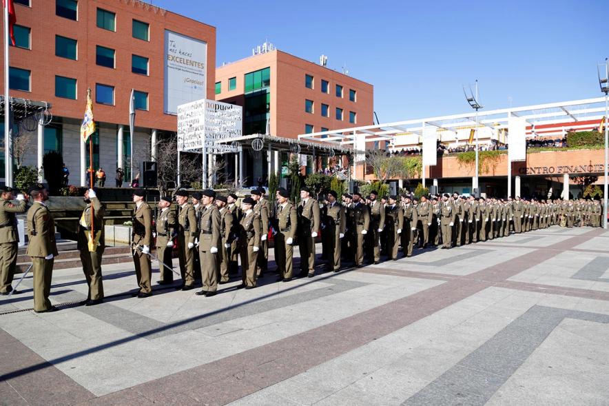 Detalle compañía militar en formación de firmes