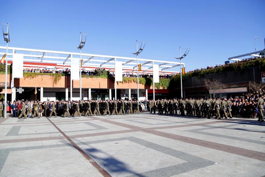 Detalle vista media de Plaza Mayor mientras militares desfilan