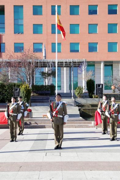 Detalle guardia de gastadores en firmes mientras se iza la bandera